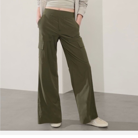 Athleta Brooklyn Heights cargo pants, size 6 - Picture 5 of 9